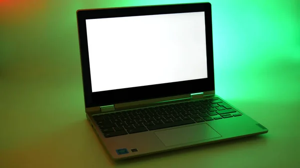Lenovo Chromebook Green Lighting White Screen — 스톡 사진