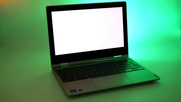 Lenovo Chromebook Zielonym Oświetleniu Białym Ekranem — Zdjęcie stockowe