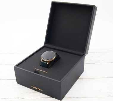 Beyaz arkaplandaki ekran kutusunda 1 + Cobalt sınırlı sürüm akıllı seğirme