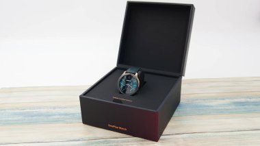 Bir artı Kobalt sınırlı sayıda üretilmiş akıllı sehpa açık siyah kutuda kırsal ahşap masa üzerinde