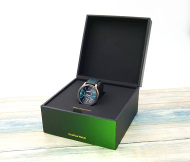 Bir artı Kobalt, yeşil aksanlı boyalı ahşap üzerinde kara kutuda sınırlı sayıda akıllı seğirme