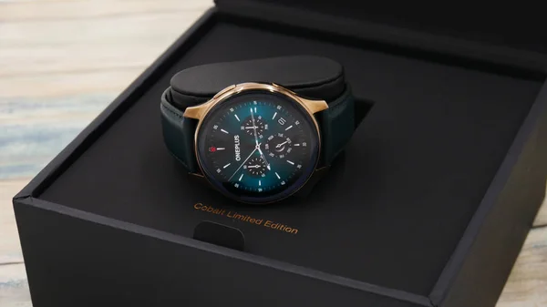 Primo Piano Smartwatch Oneplus Cobalt Limited Edition Scatola Tavolo Legno — Foto Stock