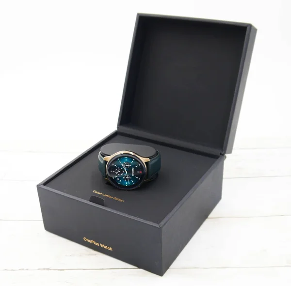 Oneplus Cobalt Limited Edition Smartwatch Closeup Box White Background — Stockfoto