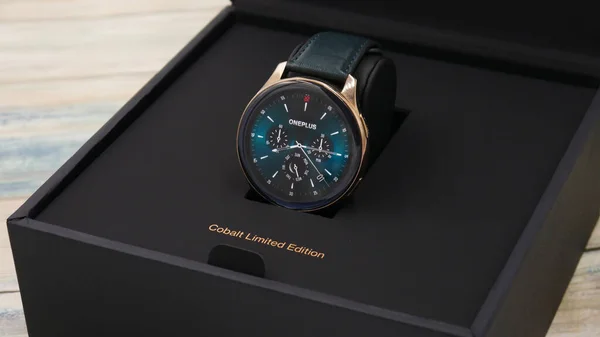 Oneplus Cobalt Limited Edition Smartwatch Closeup Box — Stockfoto