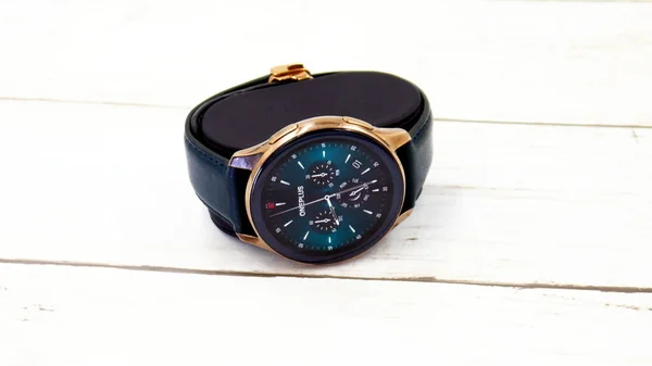 Oneplus Smartwatch Vit Bakgrund Cobalt Begränsad Edition — Stockfoto