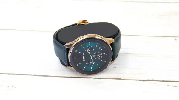 Smartwatch Wooden Board White Background Cobalt Limited Edition — Zdjęcie stockowe