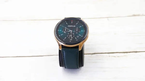 Oneplus Watch White Wooden Background Cobalt Limited Edition — Fotografia de Stock