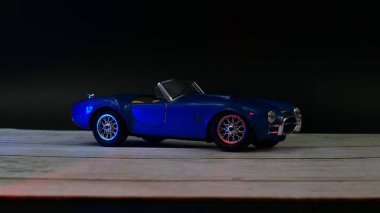 Shelby Kobra Bburago Siyah arkaplan aydınlatmalı beyaz ahşap ölçekli model