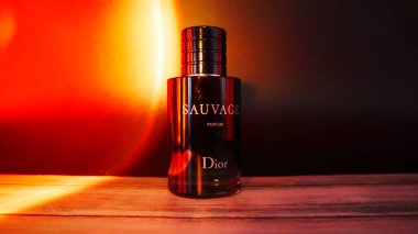 Sauvage Dior parfümü kırsal bir masada güneş ışığıyla yıkandı.