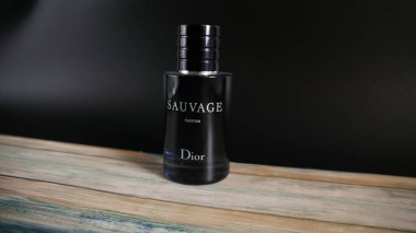 Dior Sauvage Parfüm Şişe Kırsal ahşap üzerinde siyah arkaplan