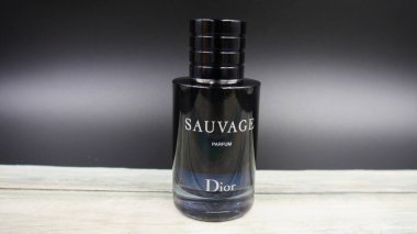 Dior Sauvage Parfüm Şişe Tahta bir masa üzerinde beyaz ışık altında