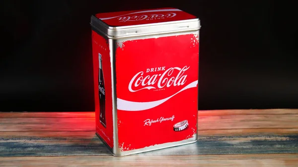Vintage Coca Cola Storage Tin Svart Bakgrund Bakgrundsbelyst Med Rött — Stockfoto