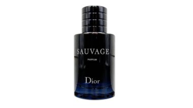 Dior Sauvage Parfümü Temiz beyaz bir arkaplanda izole edilmiş Erkekler için