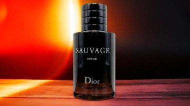 Güneş tutulması sırasında tahta güvertedeki erkekler için Dior Sauvage parfümü