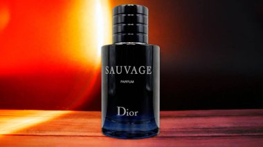 Güneş tutulması sırasında tahta güvertedeki erkekler için Dior Sauvage parfümü.