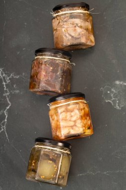 Farklı arka planlarda konserve kavanozları