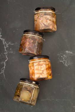 Farklı arka planlarda konserve kavanozları