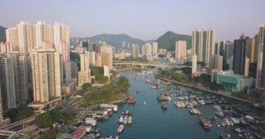 Balıkçı tekneleri ve sampanlar üzerinde uçan İHA 'lar Aberdeen Körfezi, Hong Kong deniz kıyısındaki yerleşim bölgesinde de görülebilir.