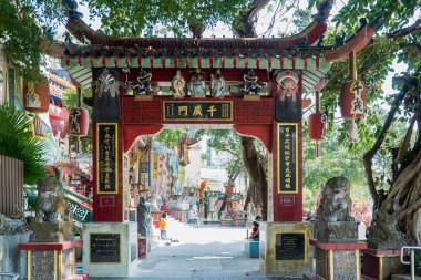Tin Hau ve Kwun Yum heykelleri Repulse Körfezi 'nin güneydoğu ucunda renkli mozaik heykelleriyle ünlü antika bir Taoist tapınağıdır..