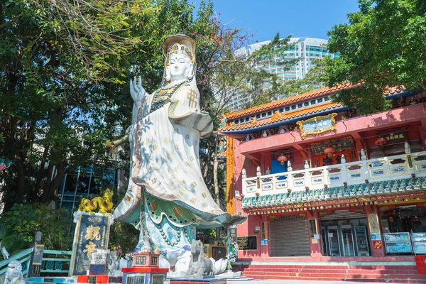 Tin Hau ve Kwun Yum heykelleri Repulse Körfezi 'nin güneydoğu ucunda renkli mozaik heykelleriyle ünlü antika bir Taoist tapınağıdır..