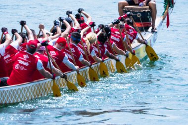 STANLEY-HONG KONG, 6 Haziran 2022: 3 Haziran 'da, Ejderha Tekne Yarışı ilk kez Stanley Main Beach' te yapıldı. COVID-19 salgınından sonra