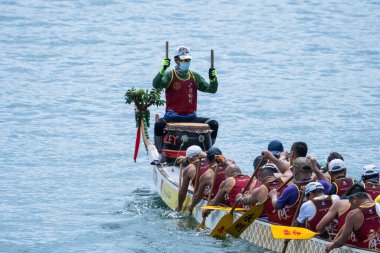 STANLEY-HONG KONG, 6 Haziran 2022: 3 Haziran 'da, Ejderha Tekne Yarışı ilk kez Stanley Main Beach' te yapıldı. COVID-19 salgınından sonra