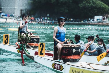 STANLEY-HONG KONG, 6 Haziran 2022: 3 Haziran 'da, Ejderha Tekne Yarışı ilk kez Stanley Main Beach' te yapıldı. COVID-19 salgınından sonra