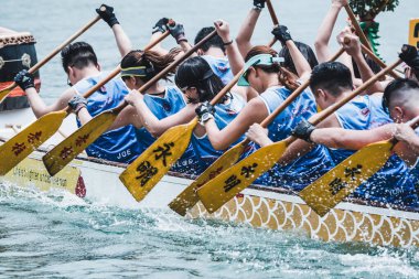STANLEY-HONG KONG, 6 Haziran 2022: 3 Haziran 'da, Ejderha Tekne Yarışı ilk kez Stanley Main Beach' te yapıldı. COVID-19 salgınından sonra