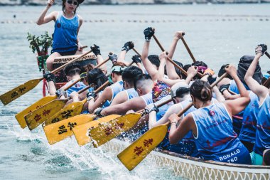 STANLEY-HONG KONG, 6 Haziran 2022: 3 Haziran 'da, Ejderha Tekne Yarışı ilk kez Stanley Main Beach' te yapıldı. COVID-19 salgınından sonra