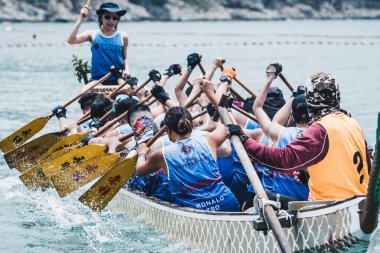 STANLEY-HONG KONG, 6 Haziran 2022: 3 Haziran 'da, Ejderha Tekne Yarışı ilk kez Stanley Main Beach' te yapıldı. COVID-19 salgınından sonra