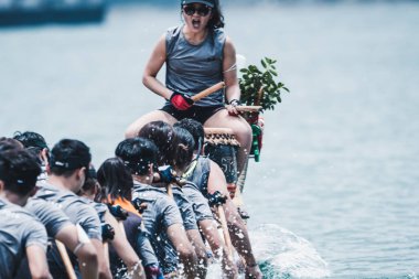 STANLEY-HONG KONG, 6 Haziran 2022: 3 Haziran 'da, Ejderha Tekne Yarışı ilk kez Stanley Main Beach' te yapıldı. COVID-19 salgınından sonra
