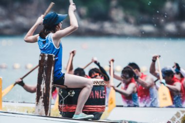 STANLEY-HONG KONG, 6 Haziran 2022: 3 Haziran 'da, Ejderha Tekne Yarışı ilk kez Stanley Main Beach' te yapıldı. COVID-19 salgınından sonra