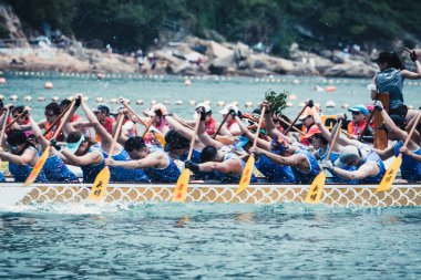 STANLEY-HONG KONG, 6 Haziran 2022: 3 Haziran 'da, Ejderha Tekne Yarışı ilk kez Stanley Main Beach' te yapıldı. COVID-19 salgınından sonra