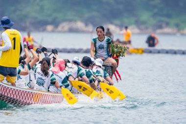 STANLEY-HONG KONG, 6 Haziran 2022: 3 Haziran 'da, Ejderha Tekne Yarışı ilk kez Stanley Main Beach' te yapıldı. COVID-19 salgınından sonra