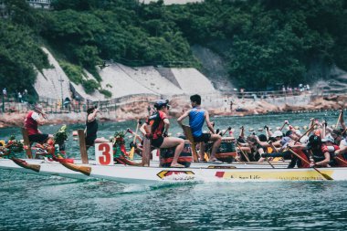 STANLEY-HONG KONG, 6 Haziran 2022: 3 Haziran 'da, Ejderha Tekne Yarışı ilk kez Stanley Main Beach' te yapıldı. COVID-19 salgınından sonra