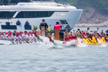 STANLEY-HONG KONG, 6 Haziran 2022: 3 Haziran 'da, Ejderha Tekne Yarışı ilk kez Stanley Main Beach' te yapıldı. COVID-19 salgınından sonra