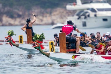 STANLEY-HONG KONG, 6 Haziran 2022: 3 Haziran 'da, Ejderha Tekne Yarışı ilk kez Stanley Main Beach' te yapıldı. COVID-19 salgınından sonra