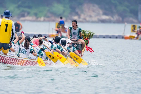 STANLEY-HONG KONG, 6 Haziran 2022: 3 Haziran 'da, Ejderha Tekne Yarışı ilk kez Stanley Main Beach' te yapıldı. COVID-19 salgınından sonra