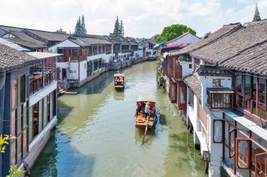 Şangay, Çin - Eylül 2019: Zhujiajiao Antik Su Kasabası tarihi bir köy ve Çin 'in Qingpu Bölgesi' nde ünlü bir turizm beldesi