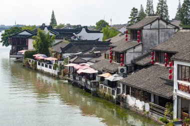 Şangay, Çin - Eylül 2019: Zhujiajiao Antik Su Kasabası tarihi bir köy ve Çin 'in Qingpu Bölgesi' nde ünlü bir turizm beldesi