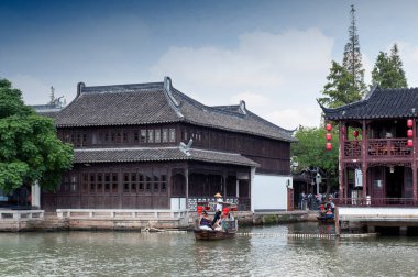Şangay, Çin - Eylül 2019: Zhujiajiao Antik Su Kasabası tarihi bir köy ve Çin 'in Qingpu Bölgesi' nde ünlü bir turizm beldesi
