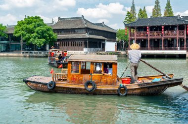 Şangay, Çin - Eylül 2019: Çin 'in Qingpu Bölgesi' nde tarihi bir köy ve ünlü bir turizm beldesi olan Zhujiajiao Antik Su Kasabası 'ndaki Dianpu Nehri' nde geleneksel kayık gezisi