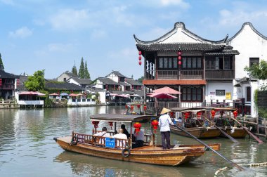 Şangay, Çin - Eylül 2019: Çin 'in Qingpu Bölgesi' nde tarihi bir köy ve ünlü bir turizm beldesi olan Zhujiajiao Antik Su Kasabası 'ndaki Dianpu Nehri' nde geleneksel kayık gezisi