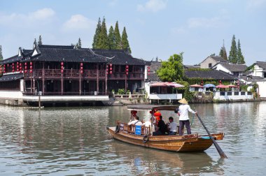 Şangay, Çin - Eylül 2019: Çin 'in Qingpu Bölgesi' nde tarihi bir köy ve ünlü bir turizm beldesi olan Zhujiajiao Antik Su Kasabası 'ndaki Dianpu Nehri' nde geleneksel kayık gezisi
