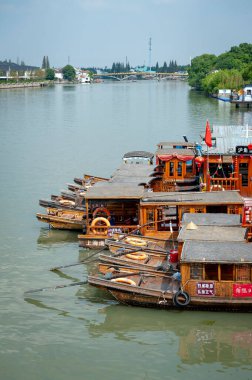 Şangay, Çin - Eylül 2019: Çin 'in Qingpu Bölgesi' nde tarihi bir köy ve ünlü bir turizm beldesi olan Zhujiajiao Antik Su Kasabası 'ndaki Dianpu Nehri' nde geleneksel kayık gezisi