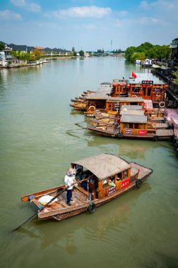 Şangay, Çin - Eylül 2019: Çin 'in Qingpu Bölgesi' nde tarihi bir köy ve ünlü bir turizm beldesi olan Zhujiajiao Antik Su Kasabası 'ndaki Dianpu Nehri' nde geleneksel kayık gezisi