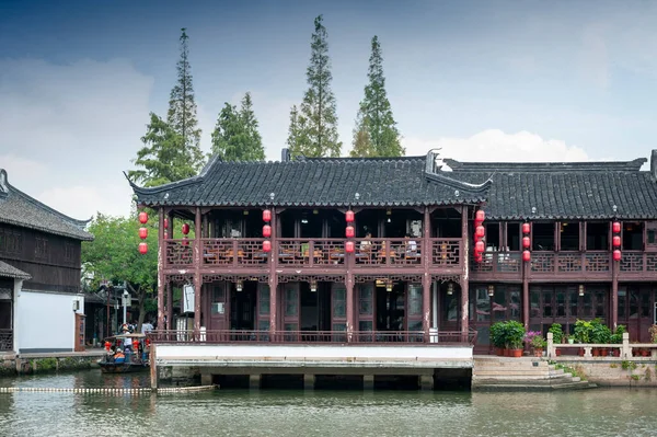 Şangay, Çin - Eylül 2019: Çin 'in Qingpu bölgesinde tarihi bir köy ve ünlü bir turizm beldesi olan Zhujiajiao Antik Su Kasabası' ndaki Dianpu Nehri kıyısında geleneksel Çin çay evi