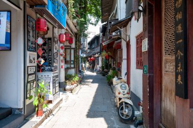 Şangay, Çin - Eylül 2019: Çin 'in Qingpu Bölgesi' nde tarihi bir köy ve ünlü bir turizm beldesi olan Zhujiajiao Antik Su Kenti 'nin sokakları boyunca eski konut binaları dükkan ve restoranlara dönüştürüldü.