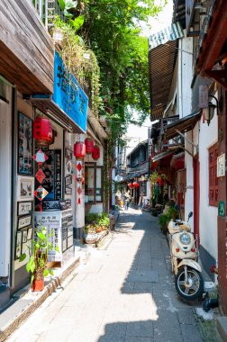 Şangay, Çin - Eylül 2019: Çin 'in Qingpu Bölgesi' nde tarihi bir köy ve ünlü bir turizm beldesi olan Zhujiajiao Antik Su Kenti 'nin sokakları boyunca eski konut binaları dükkan ve restoranlara dönüştürüldü.