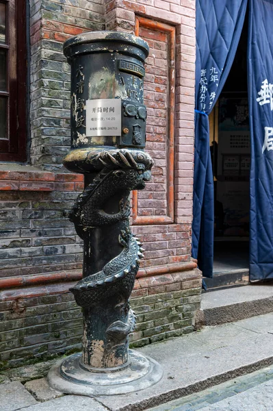9月2019 中国の上海で歴史的な村や有名な観光地 朱家角古代水の町で清朝郵便局博物館の前に古代のポストボックス — ストック写真